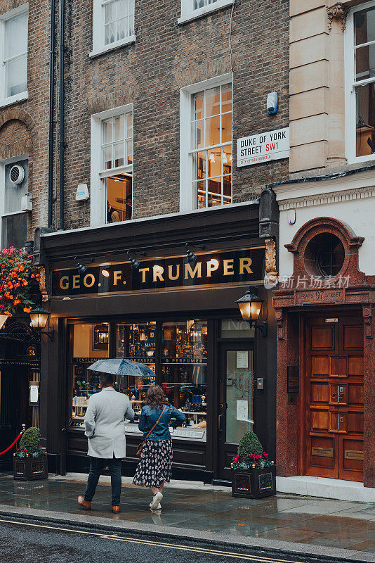 英国伦敦圣詹姆斯的Geo F. Trumper商店，外面的人。